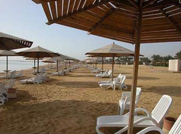 The huge beach of Stella di Mare at Ain Soukhna requires no packaged tours